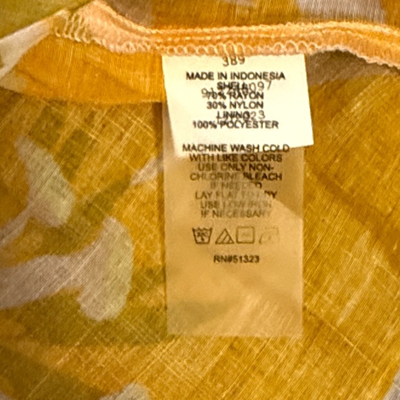 Vince Camuto floral top nwt - Picture 6 of 10